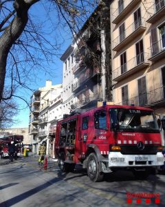 Incendi a la façana d’un edifici a Granollers