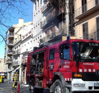 Incendi a la façana d’un edifici a Granollers